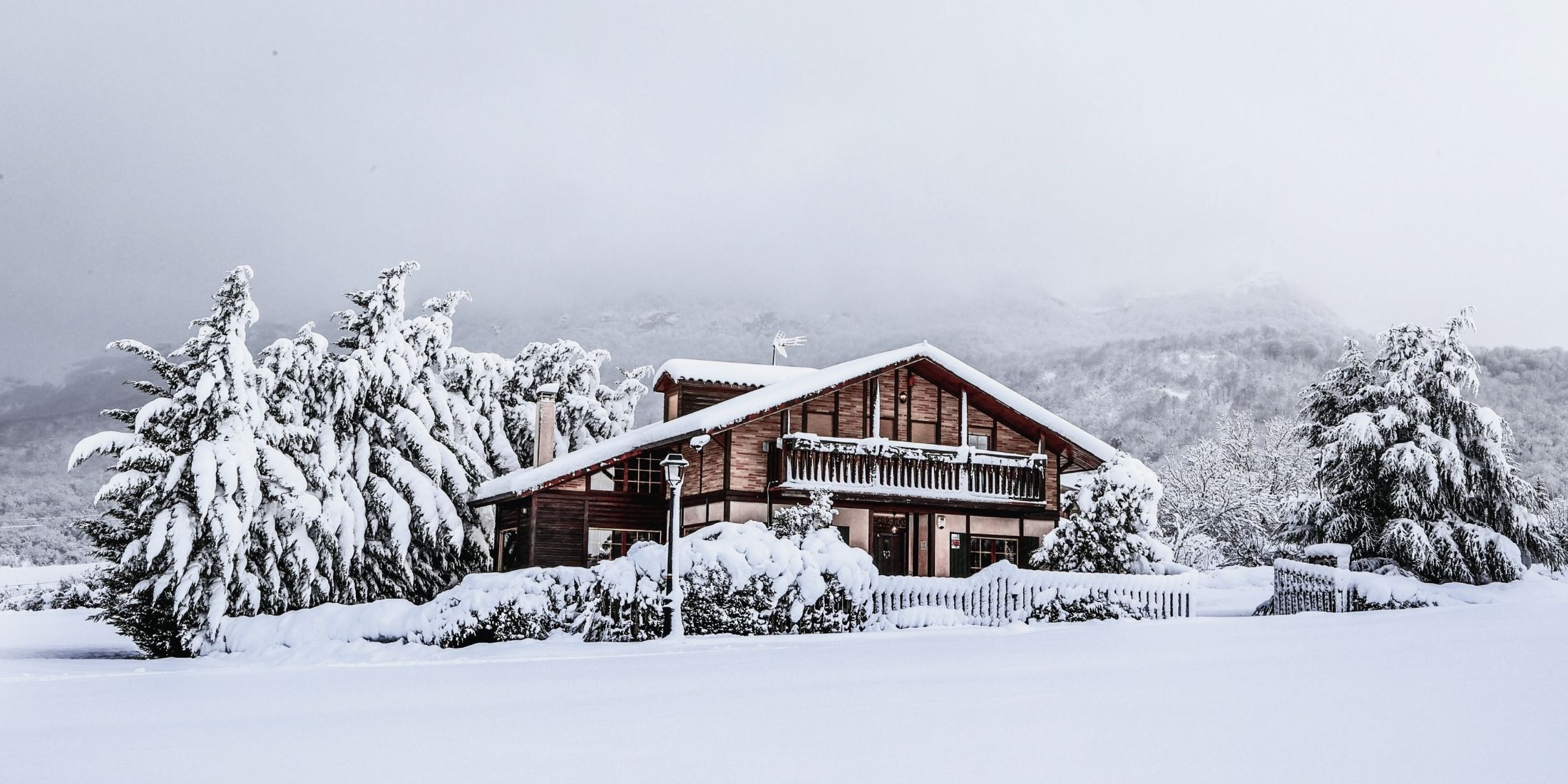 Chalet sous la neige dans les Alpes françaises