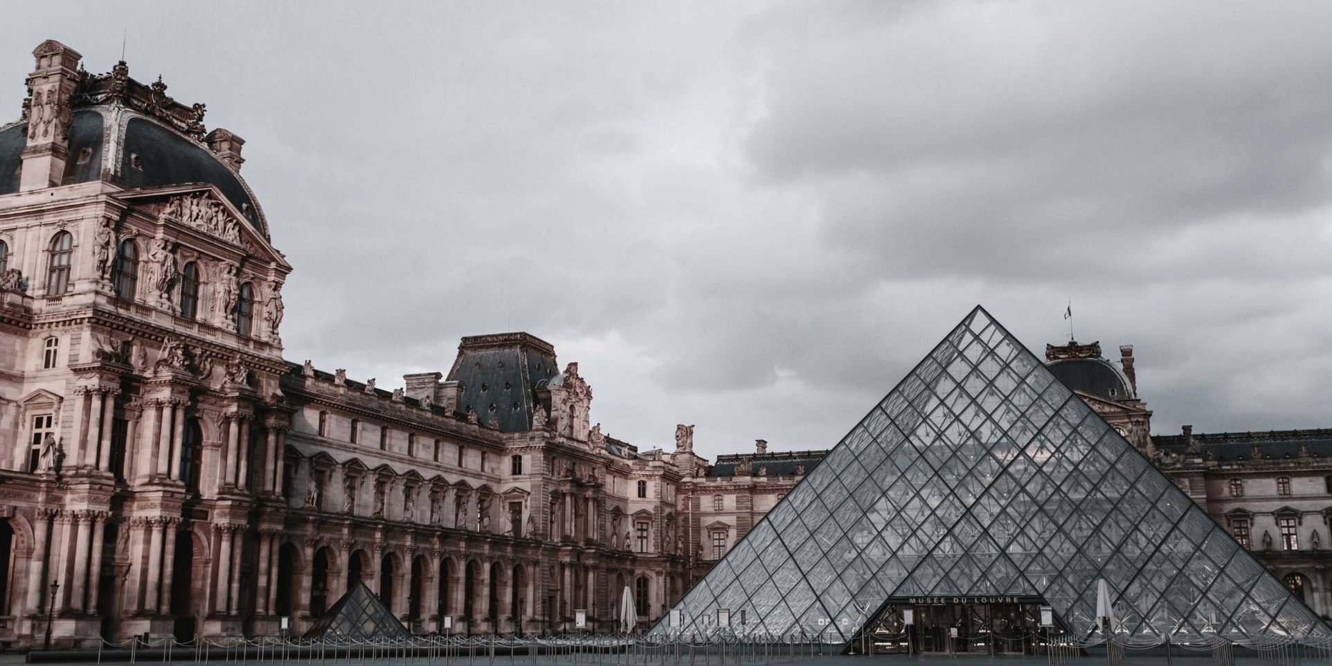 Louvre Pyramid, Cour Napoléon, Paris